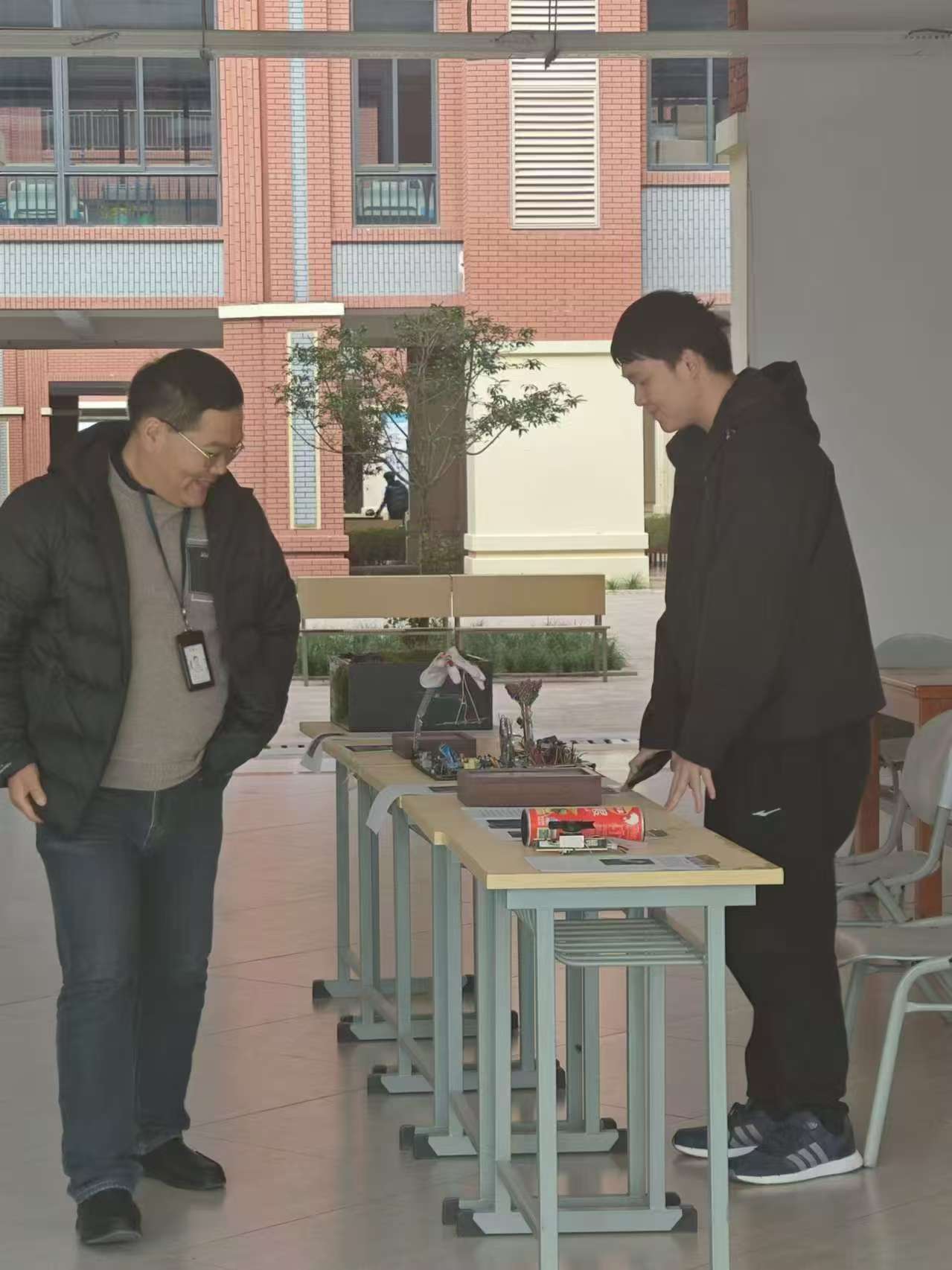 开展为期三天的“科技创新，变废为宝”电子废品创新设计制作比赛作品展示(图1)