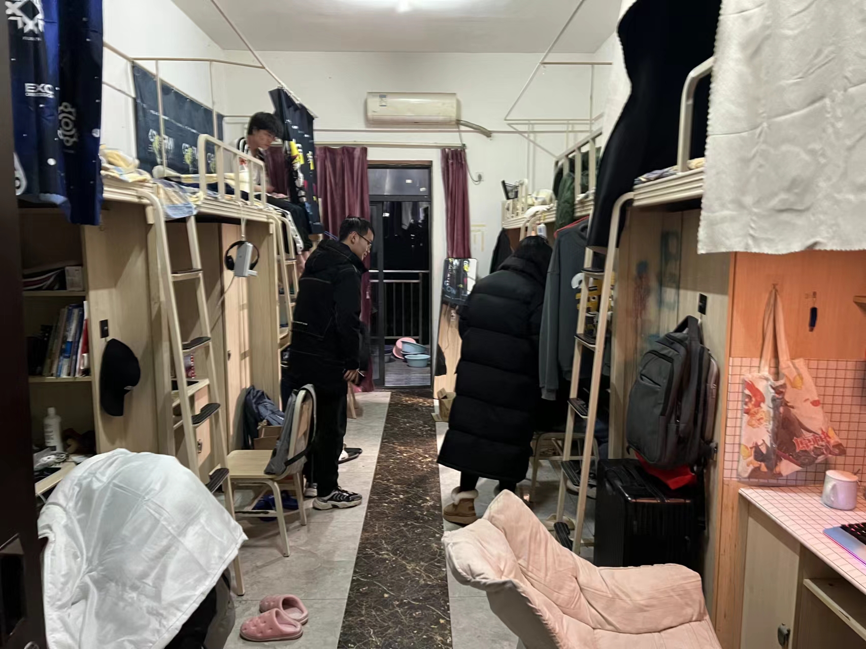 信息与通信学院组织辅导员对学生宿舍进行交叉检查(图3)