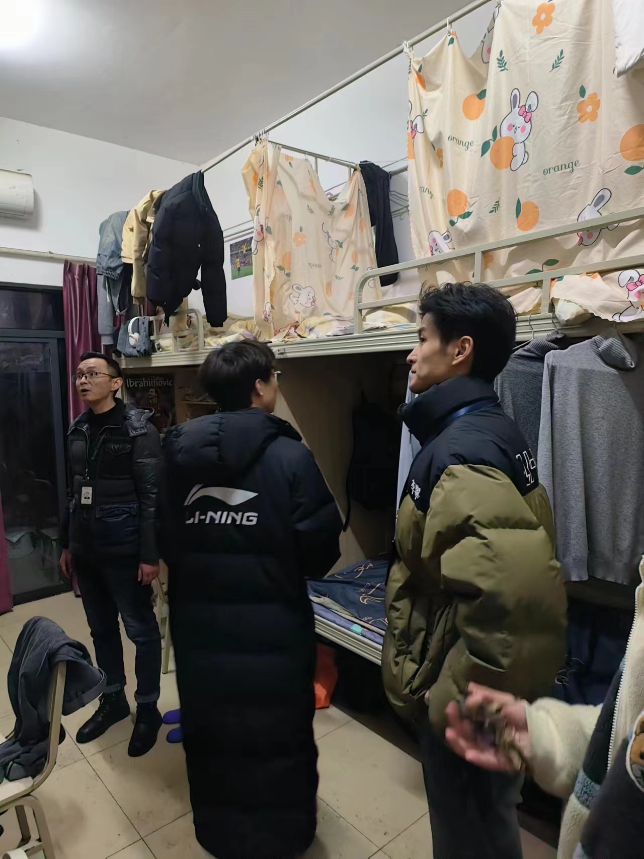 信息与通信学院组织辅导员对学生宿舍进行交叉检查(图4)