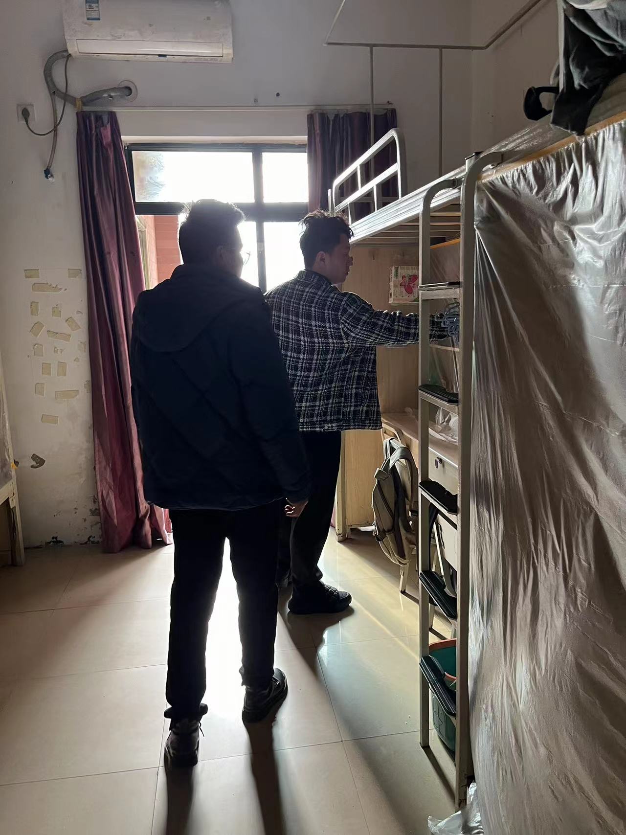 信息与通信学院全体辅导员深入学生公寓(图2)