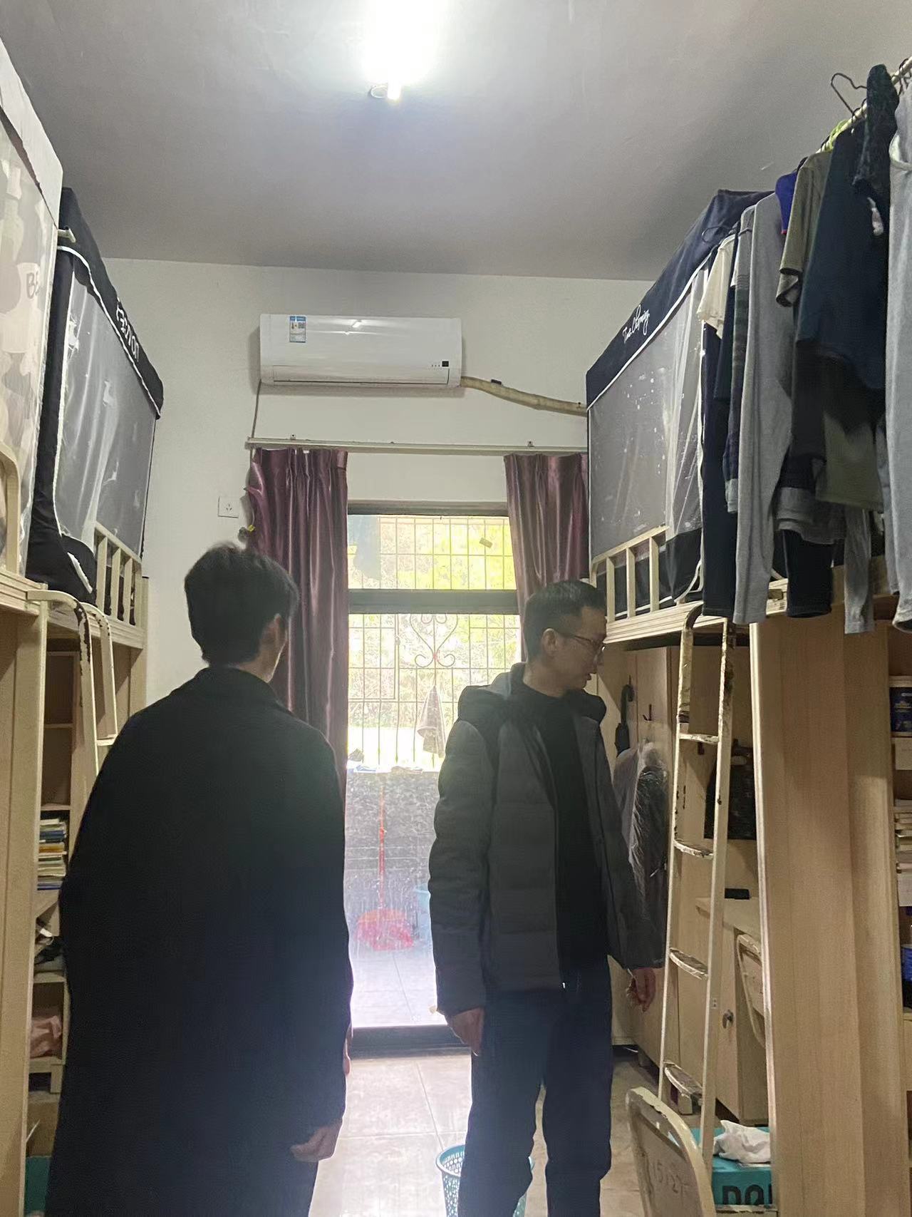 信息与通信学院全体辅导员深入学生公寓(图3)