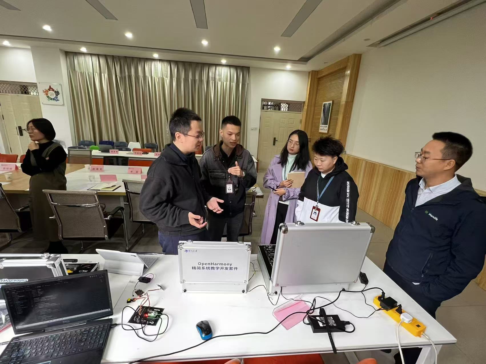 信息与通信学院开展鸿蒙实训室建设研讨会(图2)